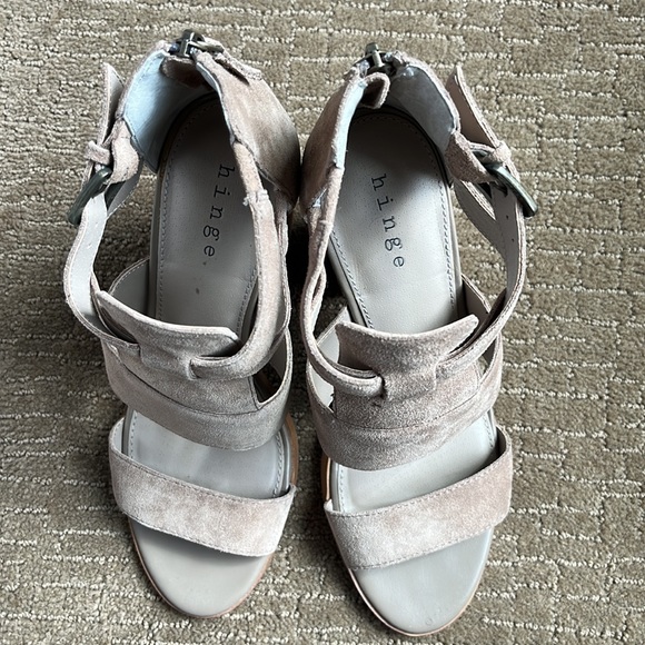 Hinge suede block heel sandals - Picture 4 of 4